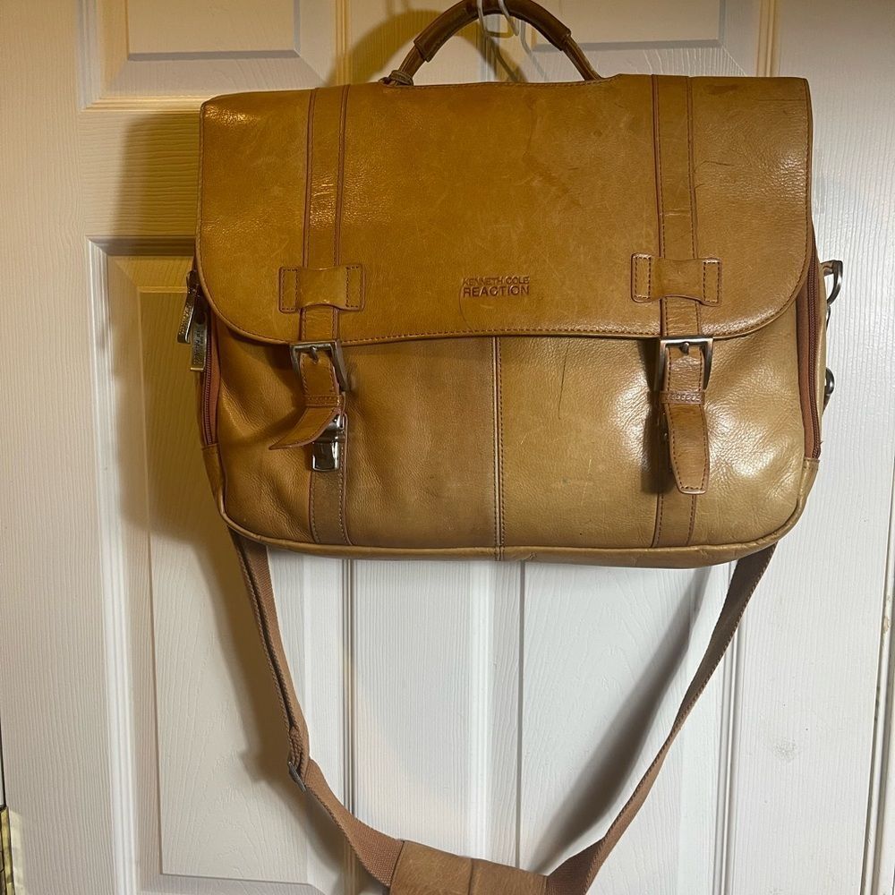 Kenneth Cole Reaction Leather tan Messenger / laptop Bag silver tone Hardwares.